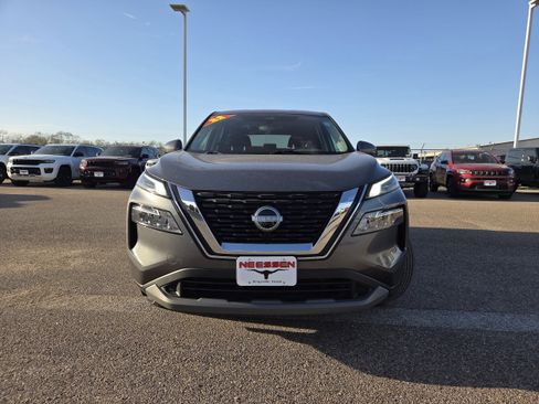 Used 2022 Nissan Rogue SV image 2