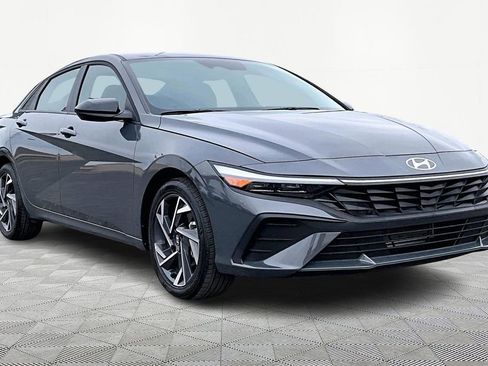 Used 2025 Hyundai Elantra Sport image 12