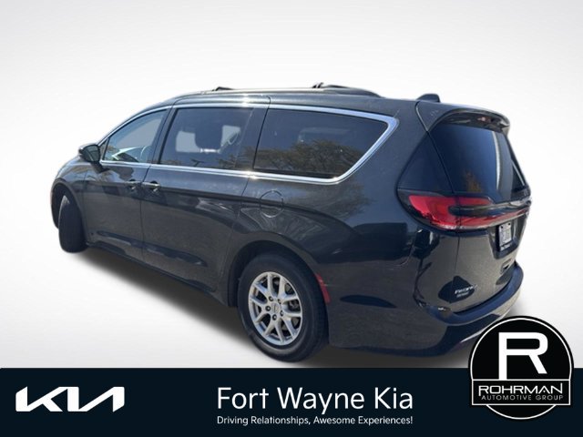Used 2022 Chrysler Pacifica Touring-L FWD image 3