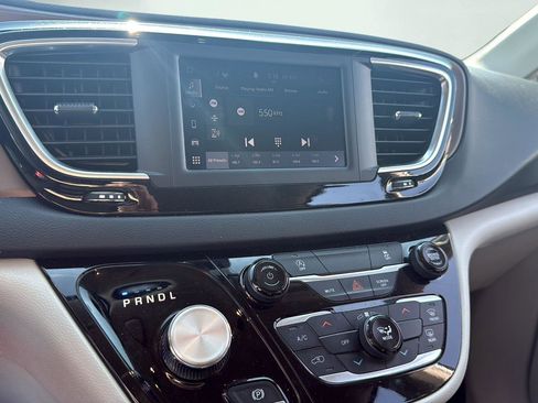 Used 2023 Chrysler Voyager LX FWD image 15
