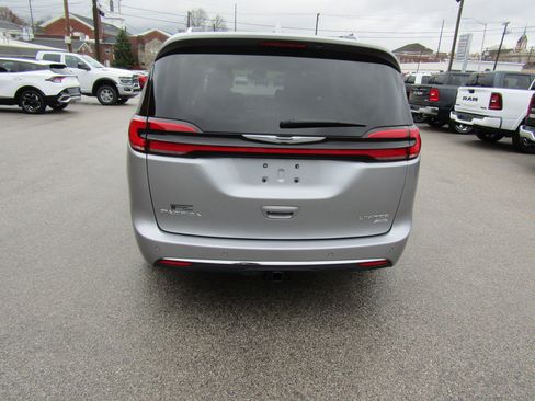 Used 2021 Chrysler Pacifica Limited w/ Uconnect Theater Family Group image 4