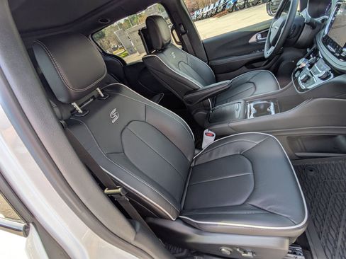 New 2026 Chrysler Pacifica Limited image 31