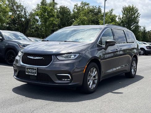 Used 2022 Chrysler Pacifica Touring-L AWD/4WD image 6