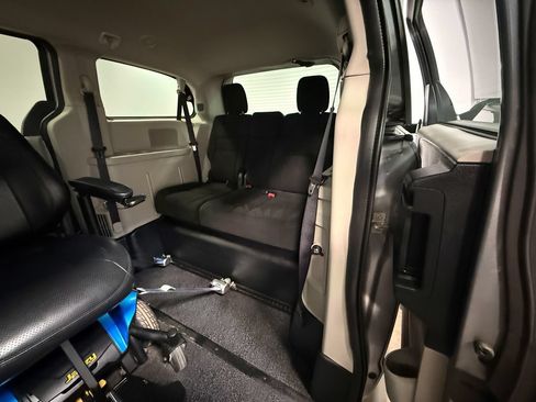 Used 2016 Dodge Grand Caravan SE w/ Quick Order Package 29E SE FWD image 10