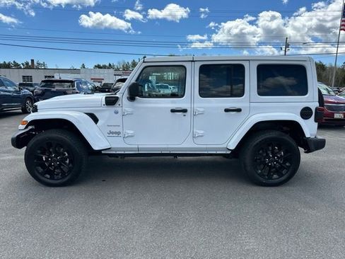 Used 2024 Jeep Wrangler Unlimited Sahara w/ Technology Group AWD/4WD image 4