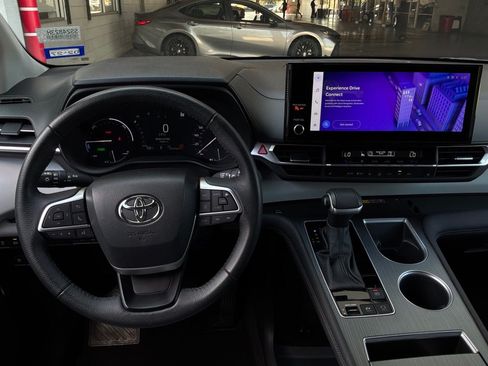 Used 2025 Toyota Sienna XLE FWD image 16