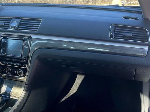 Used 2017 Volkswagen Passat 1.8T SE w/ SE Lighting Package image 16
