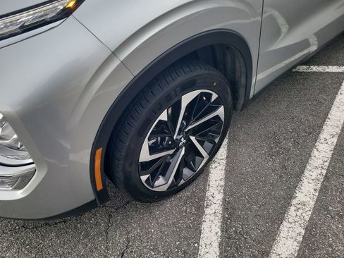 Used 2024 Mitsubishi Outlander AWD image 9