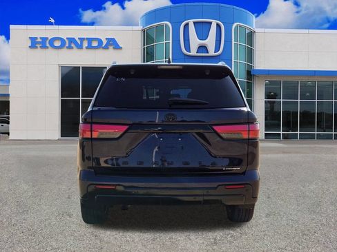 Used 2025 Toyota Sequoia Platinum AWD/4WD image 4