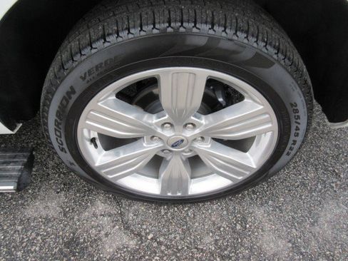 Used 2024 Ford Expedition Platinum image 11