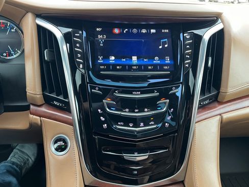 Used 2017 Cadillac Escalade ESV Platinum AWD/4WD image 33
