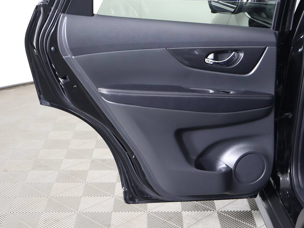 Used 2017 Nissan Rogue SV AWD/4WD image 26
