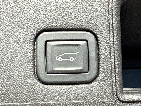 Used 2024 GMC Terrain SLT image 13