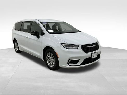 Used 2025 Chrysler Pacifica Select FWD image 5