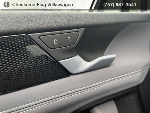 New 2025 Volkswagen Tiguan SE image 29