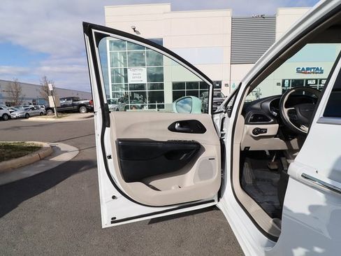 Used 2020 Chrysler Pacifica Limited w/ Tire & Wheel Group image 37