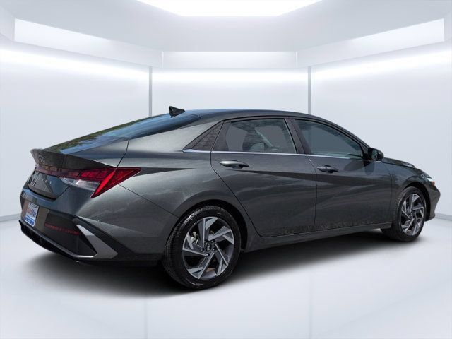 Used 2025 Hyundai Elantra SEL FWD image 3
