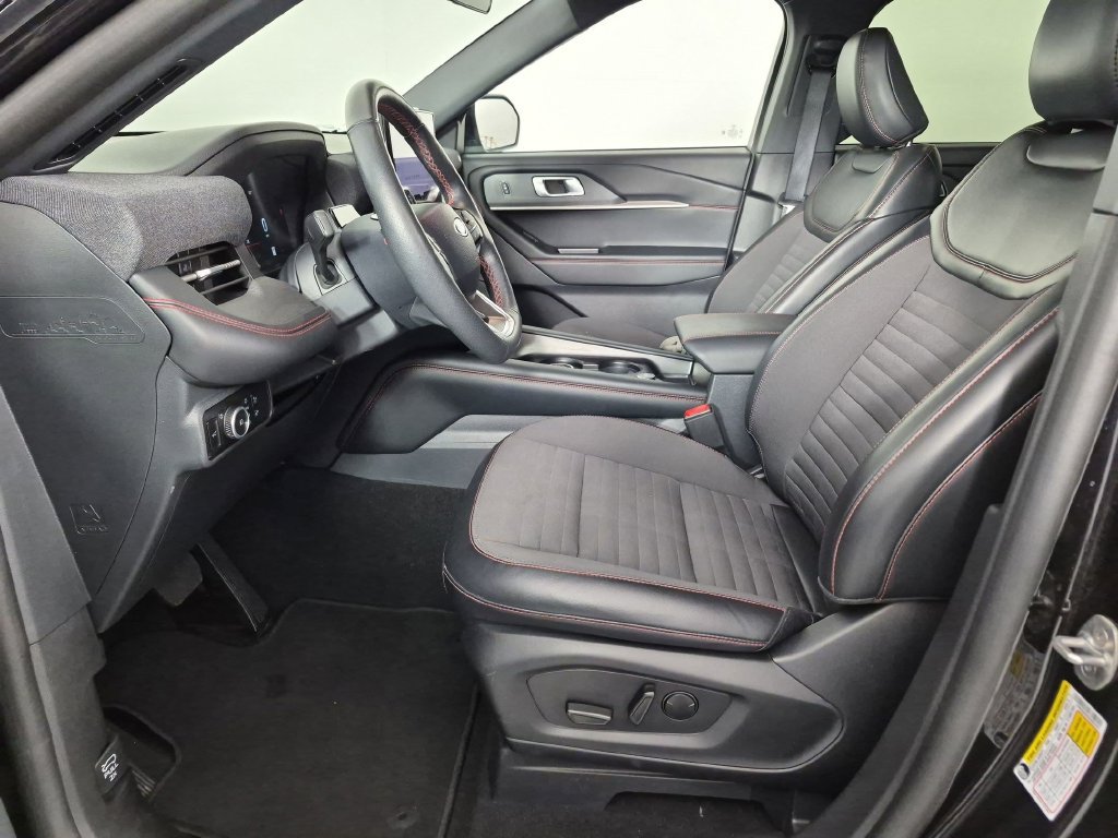 Used 2025 Ford Explorer ST-Line w/ ST-Line Street Pack AWD/4WD image 16