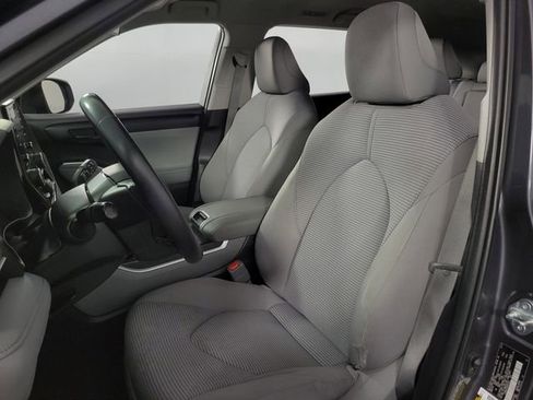 Used 2021 Toyota Highlander LE image 14