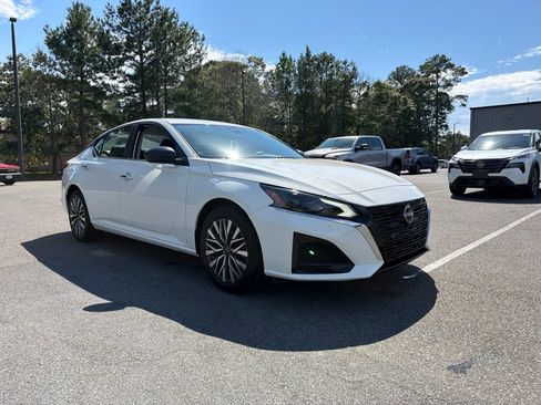 Used 2025 Nissan Altima 2.5 SV FWD image 4