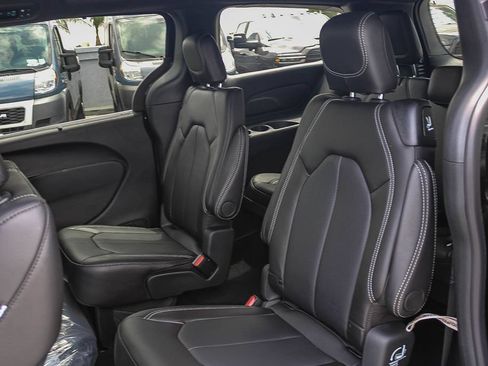New 2027 Chrysler Pacifica Select FWD image 19