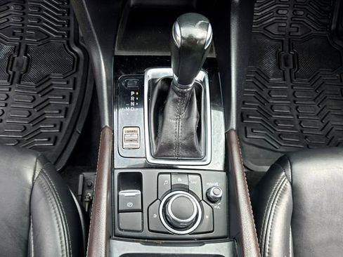 Used 2018 MAZDA MAZDA3 Touring image 16