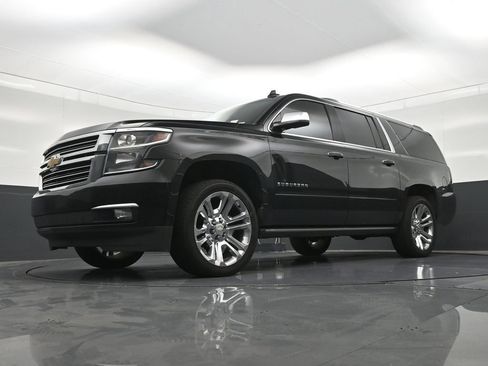 Used 2020 Chevrolet Suburban Premier w/ Premier Plus Edition RWD image 24