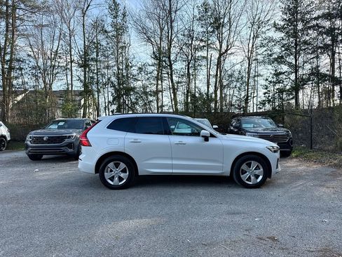 Used 2022 Volvo XC60 B5 Momentum image 9