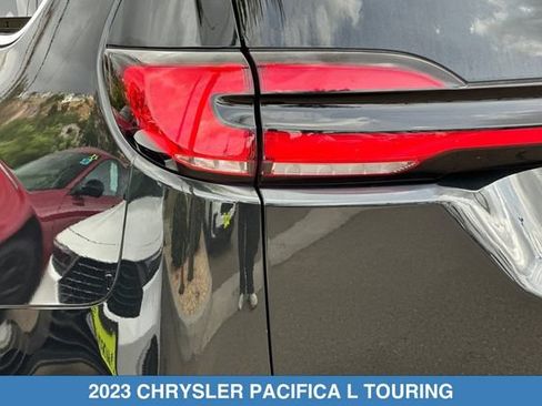 Used 2023 Chrysler Pacifica Touring-L FWD image 30