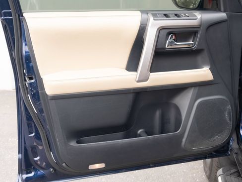 Used 2015 Toyota 4Runner SR5 AWD/4WD image 11