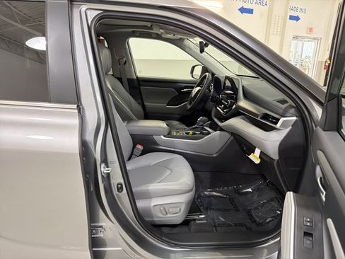Used 2026 Toyota Highlander XLE AWD/4WD image 36
