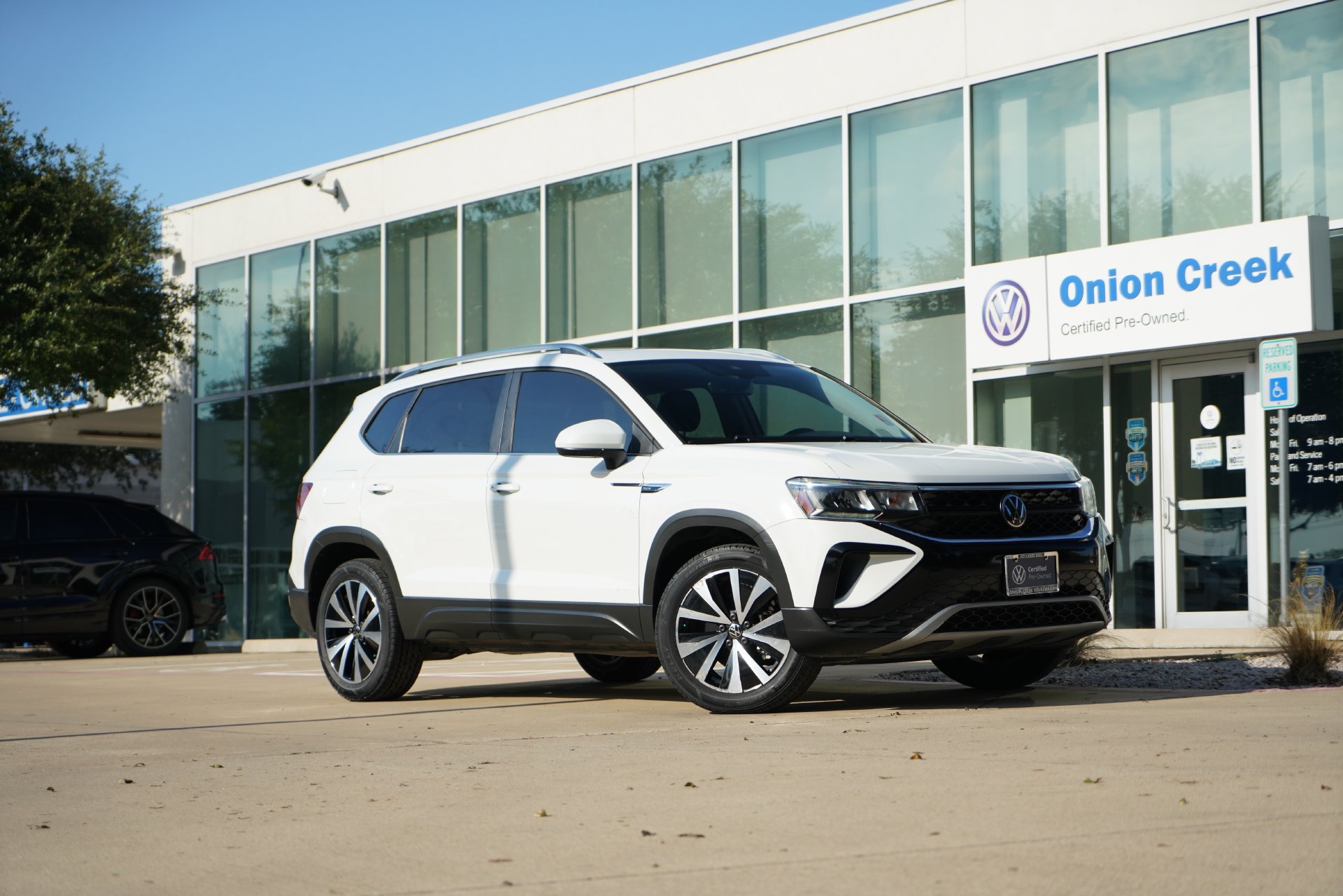 Certified 2024 Volkswagen Taos SE FWD image 1