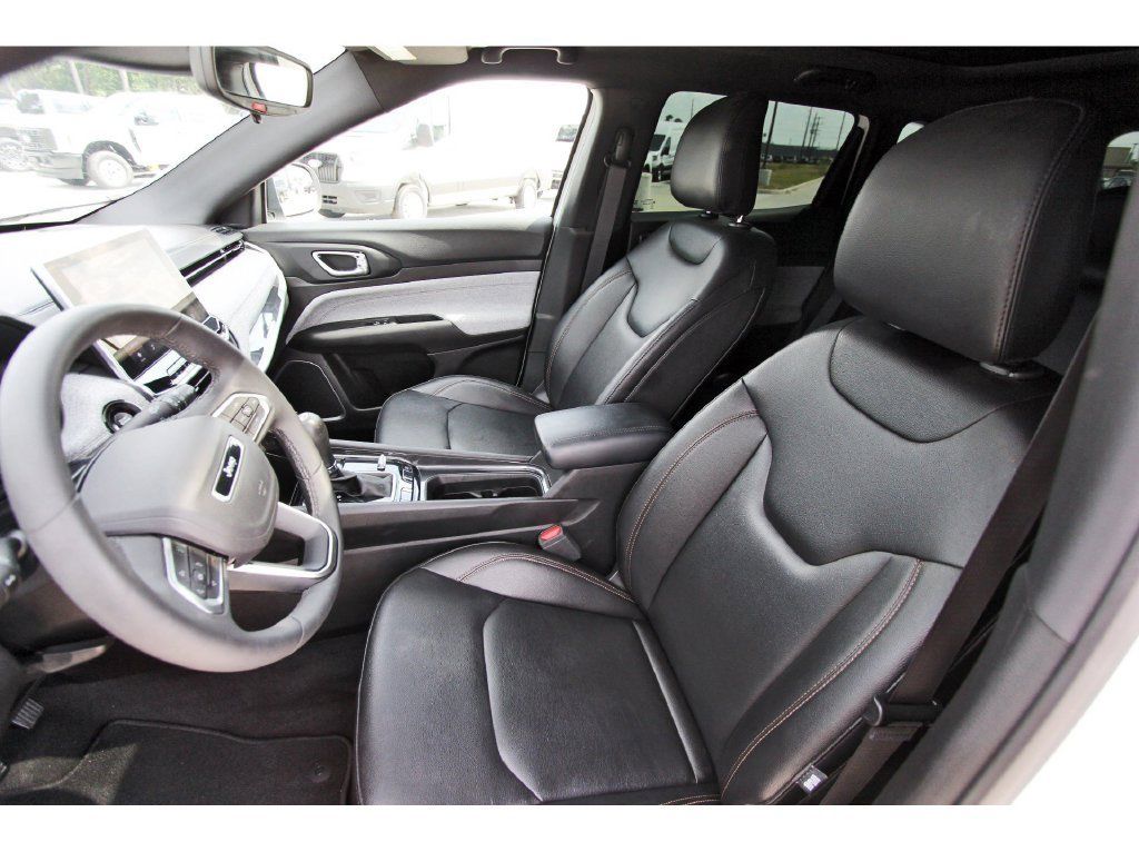 Used 2024 Jeep Compass Latitude w/ Sun and Sound Group AWD/4WD image 31