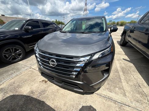 Used 2026 Nissan Rogue S FWD image 2