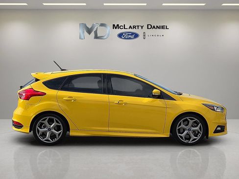 Used 2018 Ford Focus ST FWD image 6
