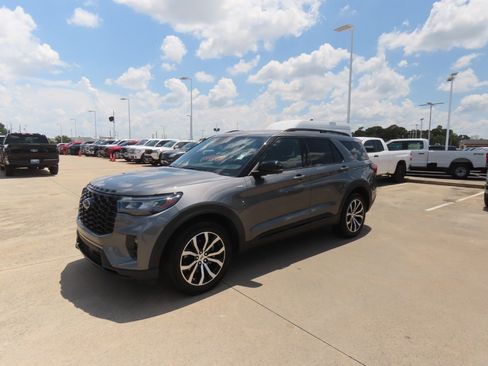 Certified 2025 Ford Explorer ST-Line AWD/4WD image 2