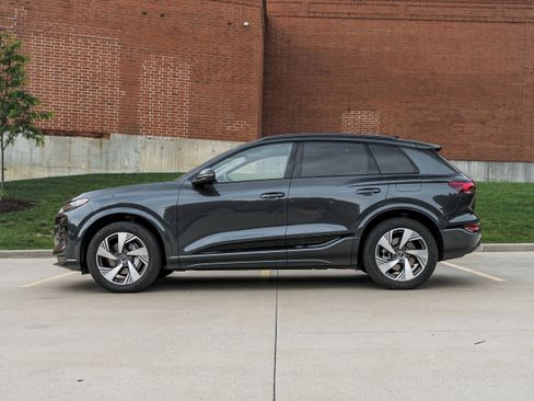 Used 2025 Audi Q6 e-tron Premium Plus w/ Premium Plus AWD/4WD image 6