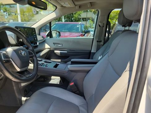 Used 2024 Toyota Sienna XLE FWD image 11