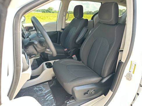 Used 2024 Chrysler Voyager LX FWD image 11