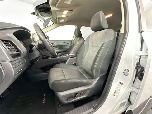 Used 2025 Nissan Rogue SV image 17