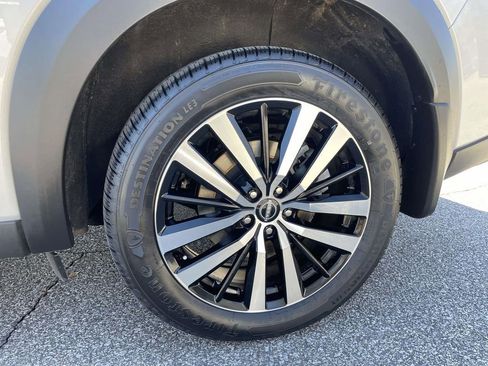 Used 2024 Nissan Pathfinder Platinum image 9