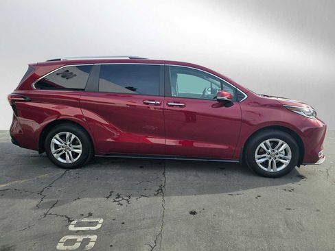 Used 2023 Toyota Sienna Limited image 2