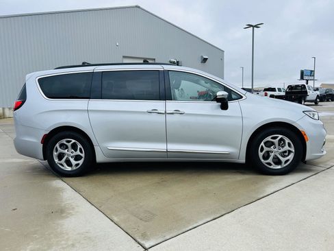 Used 2023 Chrysler Pacifica Limited image 42