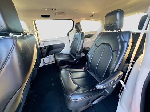 Used 2024 Chrysler Pacifica Touring-L FWD image 22
