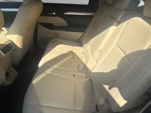 Used 2019 Toyota Highlander XLE FWD image 11