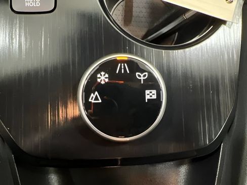Used 2025 Nissan Rogue SL AWD/4WD image 32