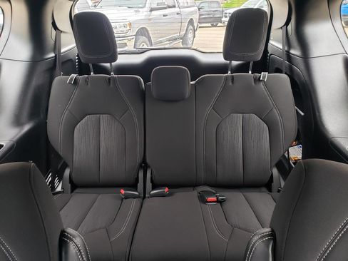Used 2022 Chrysler Pacifica Touring AWD/4WD image 13