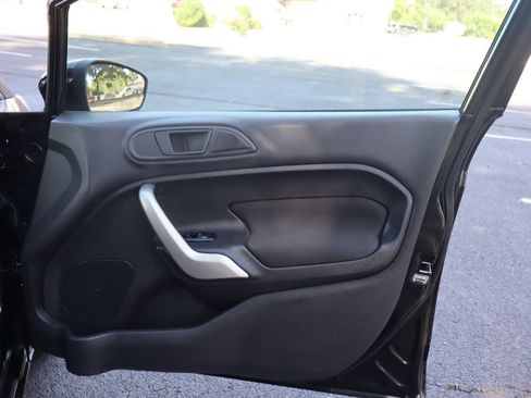 Used 2013 Ford Fiesta SE FWD image 26