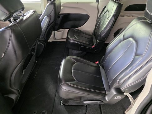 Certified 2023 Chrysler Pacifica Touring-L image 14