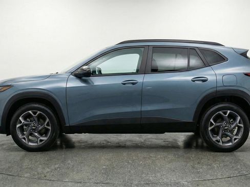 Used 2025 Chevrolet Trax LT w/ LT Convenience Package image 5